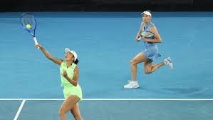 埃杜在高铁站被围满，合同今年到期，他说明年也希望在深圳